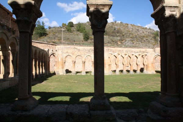 Entrada al Claustro del Monasterio de San Juan de Duero, en Soria.