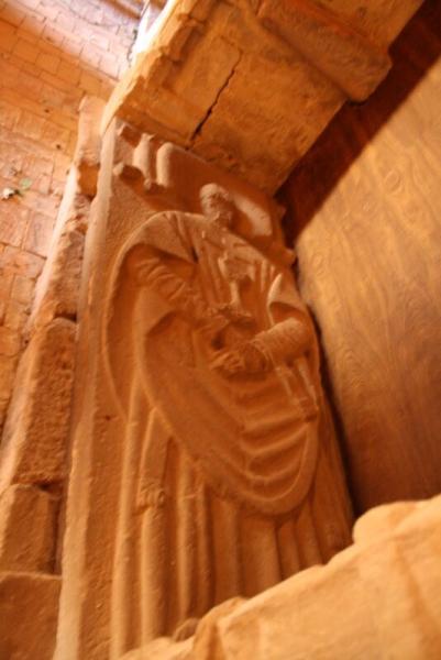 Imagen tallada en piedra de un monje