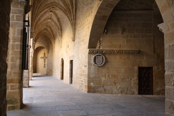 Interior de la puerta principal con la primera de las tres capillas consecutivas del claustro