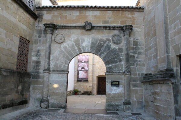 portada plateresca Basilica de Santa Maria de los Reales AlcÃ¡zares de Ubeda