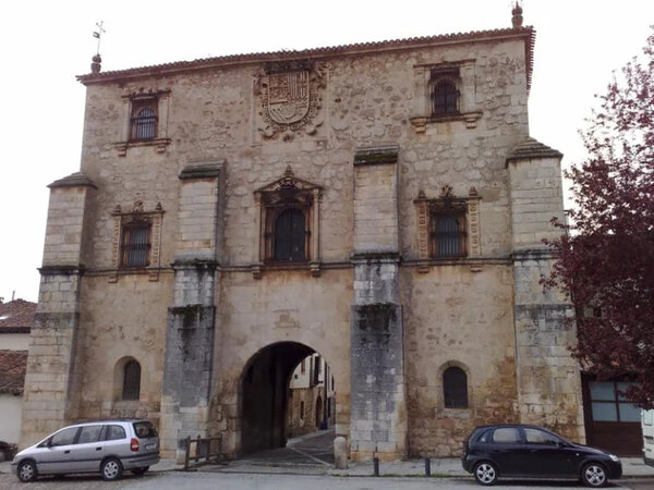 Puerta y fachada del archivo del Adelantamiento de Castilla en Covarrubias.