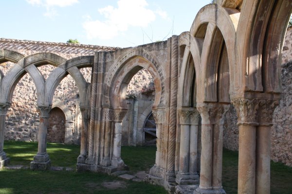 sepulcros y arcos cegados en el muro sur claustro monasterio san juan de duero