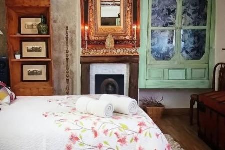 Suite La Isabela. Cama 1,35cm con aire acondicionado, televisión y baño integrado.