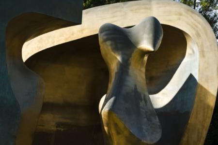 "Large Figure in a Shelter" de Henry Moore.