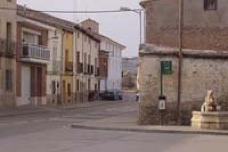 Calle de alcubierre con la fuente