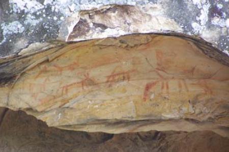 Detalle de pinturas rupestres en El Pajarraco