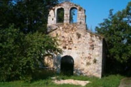 Ruinas de la Capilla del Llano en Oviñana Ruinas de la Capilla del Llano en Oviñana