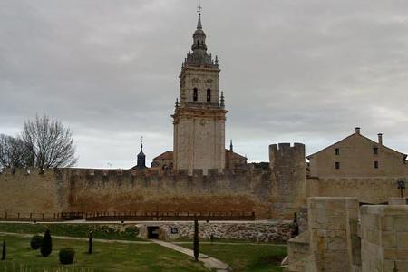Catedral de El Burgo de Osma desde las murallas. Catedral de El Burgo de Osma desde las murallas.