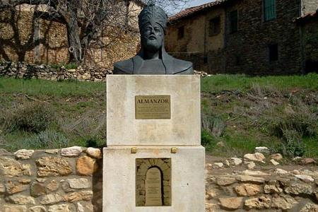 Busto a Almanzor en las calles de Calatañazor.