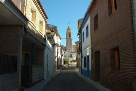 Calle y al fondo la iglesia de Valfarta.