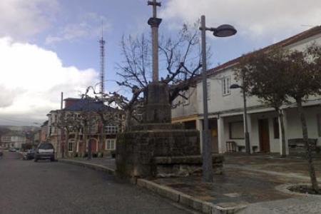Cruz en el centro de Riós.
