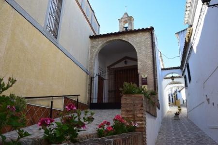 Entrada de la ermita por un callejón.