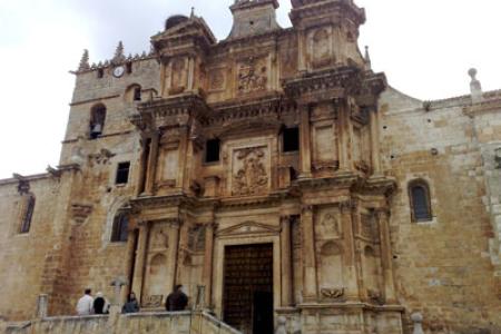 Fachada de la Iglesia Parroquial de Gumiel de Izán Fachada de la Iglesia Parroquial de Gumiel de Izán