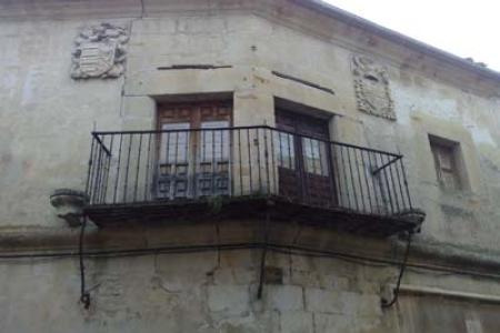 Fachada de una casa de Pedraza con escudo. Fachada de una casa de Pedraza con escudo.
