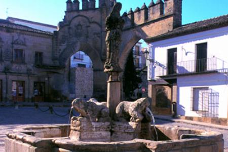 Fuente de los Leones junto a la Puerta de Jaén Fuente de los Leones junto a la Puerta de Jaén