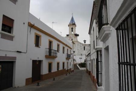 Calle de Cartaya, al fondo Iglesia de San Pedro.