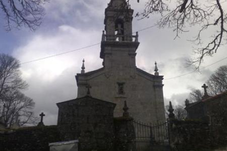 Entrada de la Iglesia Santa María de Riós.