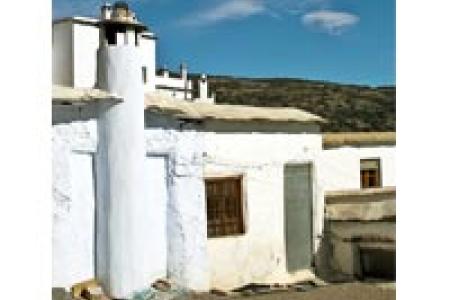 Los terraos y las chimeneas típicas de Laroles