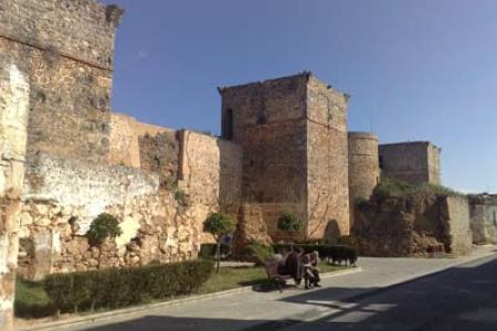 Fachada del Castillo desde el interior del recinto