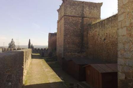 Fachade frontal del Castillo sobre la muralla