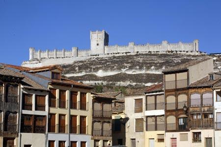 Castillo de Peñafiel desde la Plaza del Coso. Castillo de Peñafiel desde la Plaza del Coso.