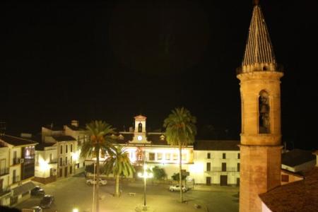 Plaza Mayor de Lopera desde el Castillo. Plaza Mayor de Lopera desde el Castillo.
