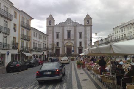Praça de Giraldo con la Iglesia de S. Antão. Praça de Giraldo con la Iglesia de S. Antão.