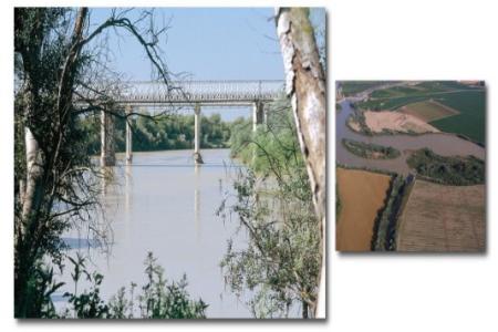 Puente de hierro sobre el Río Guadalquivir.