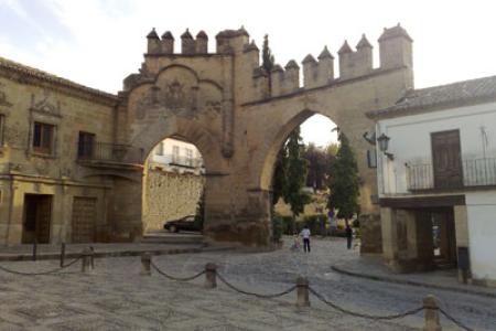 Puerta de Jaen en plaza de la fuente de los leones Puerta de Jaen en plaza de la fuente de los leones