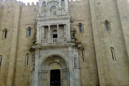 Fachada lateral de la Catedral vieja de Coímbra.