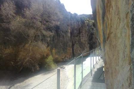 Sendero de las pasarelas del Río Vero en Alquézar.