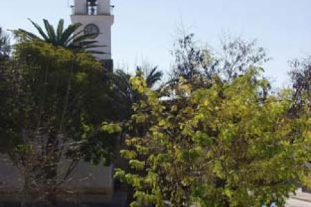Vistas de la Plaza e Iglesia de Sierra de Yeguas.