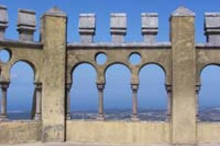 Patio de los arcos en el Palacio da Pena