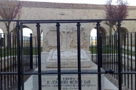 Tumba de cura Merino en la Plaza de Santa Clara.