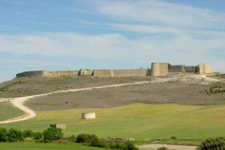 Vista de las murallas de Urueña desde las afueras.