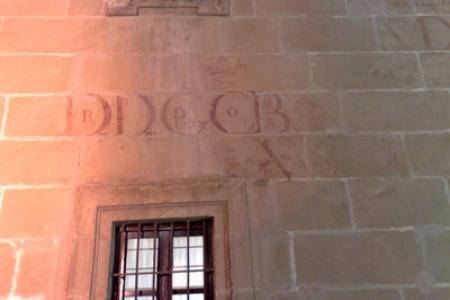 Vítores del S. XVIII en la fachada del Seminario Vítores del S. XVIII en la fachada del Seminario
