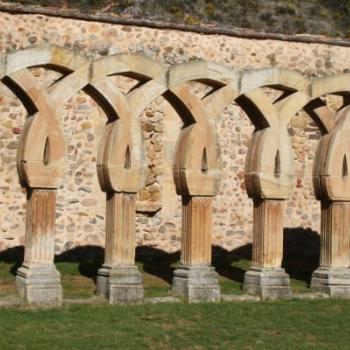 arcos calados entrecruzados secantes del claustro de San Juan de Duero