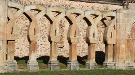 arcos calados entrecruzados secantes del claustro de San Juan de Duero